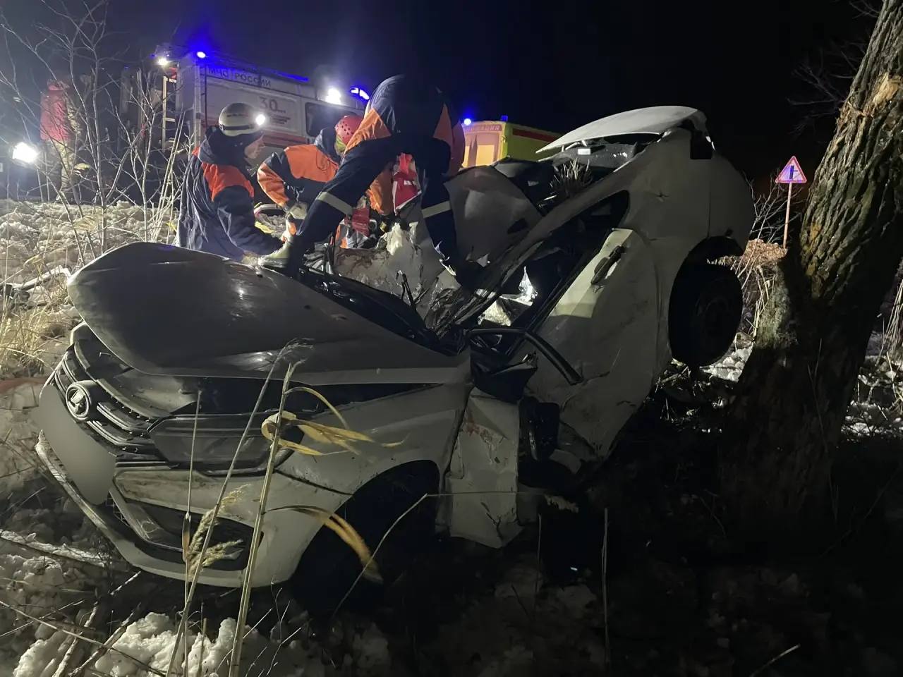 Пассажирка и водитель легковушки погибли после наезда на дерево в Шпаковском округе Пассажирка и водитель легковушки погибли после наезда на дерево в Шпаковском округе