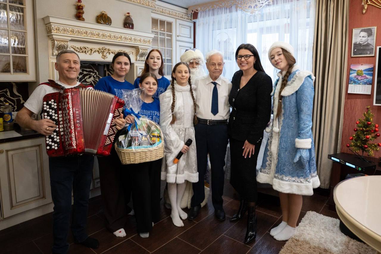 Фронтовиков и тружеников тыла поздравляют активисты Единой России и Волонтеров Победы - по всей стране продолжается акция «С Новым годом, ветеран!»