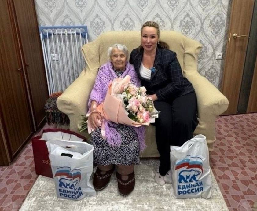 Фронтовиков и тружеников тыла поздравляют активисты Единой России и Волонтеров Победы - по всей стране продолжается акция «С Новым годом, ветеран!» Фронтовиков и тружеников тыла поздравляют активисты Единой России и Волонтеров Победы - по всей стране продолжается акция «С Новым годом, ветеран!»