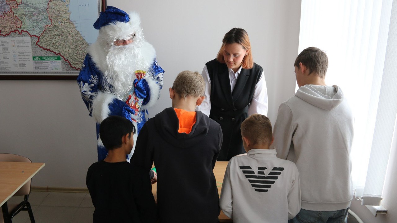 Председатель Общественного совета при краевом Главке посетил Центр временного содержания несовершеннолетних правонарушителей и поздравил ребят с Новым годом Председатель Общественного совета при краевом Главке посетил Центр временного содержания несовершеннолетних правонарушителей и поздравил ребят с Новым годом