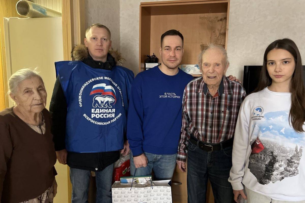 Фронтовиков и тружеников тыла поздравляют активисты Единой России и Волонтеров Победы - по всей стране продолжается акция «С Новым годом, ветеран!» Фронтовиков и тружеников тыла поздравляют активисты Единой России и Волонтеров Победы - по всей стране продолжается акция «С Новым годом, ветеран!»