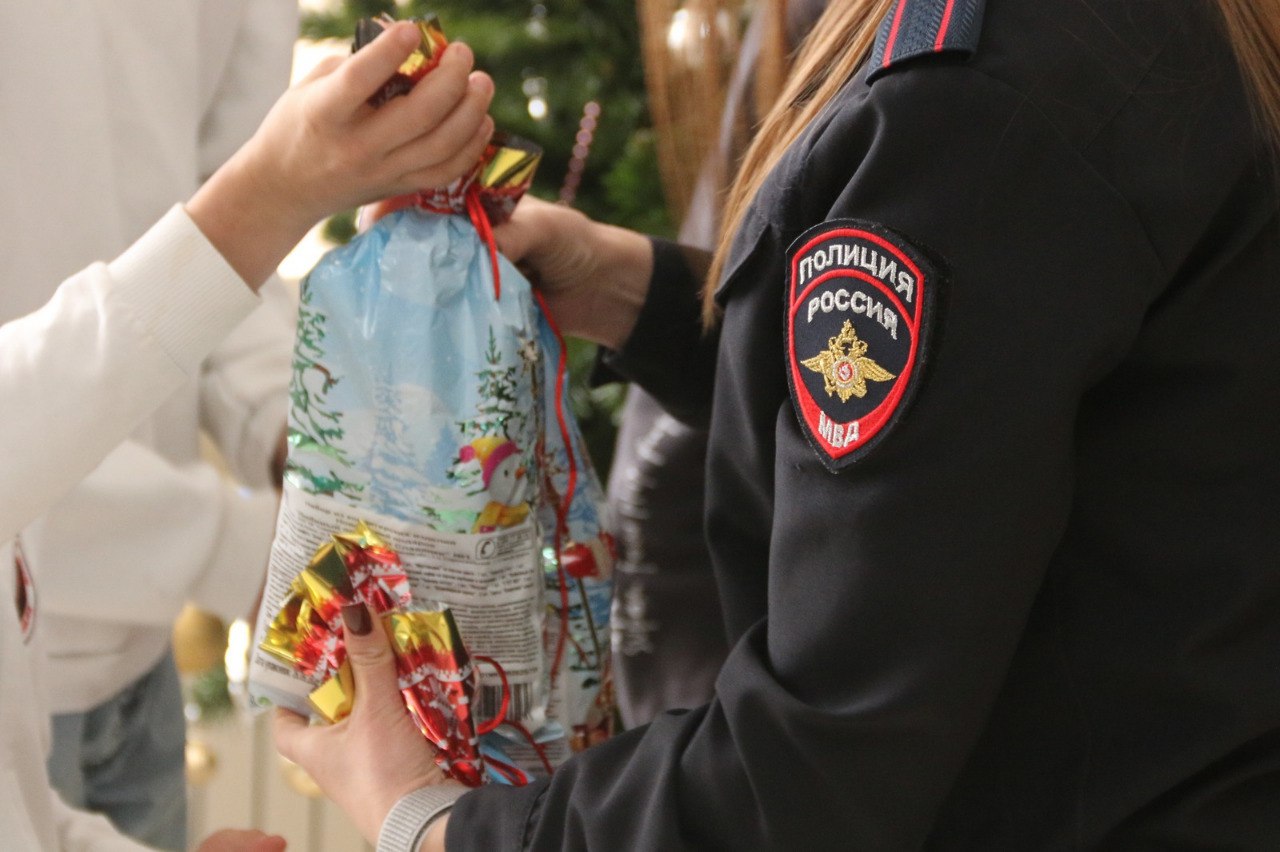 Председатель Общественного совета при краевом Главке посетил Центр временного содержания несовершеннолетних правонарушителей и поздравил ребят с Новым годом Председатель Общественного совета при краевом Главке посетил Центр временного содержания несовершеннолетних правонарушителей и поздравил ребят с Новым годом