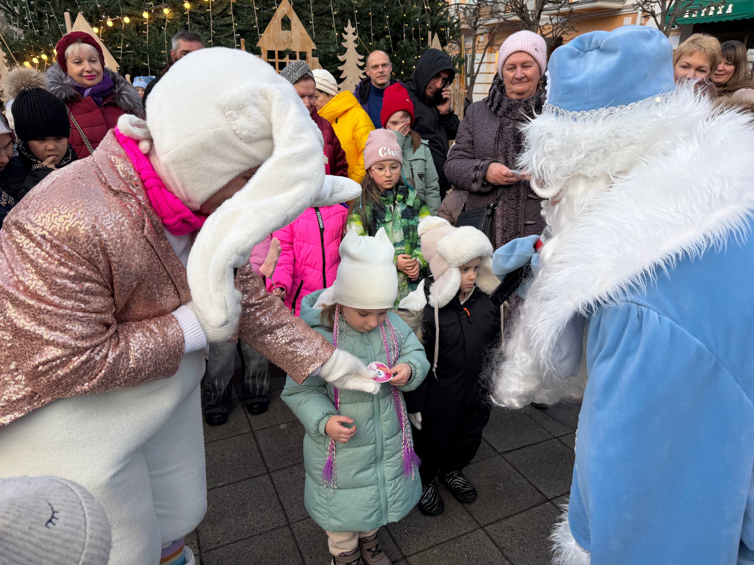 Евгений Моисеев: А на Курортном бульваре продолжает греметь по-новогоднему наш горячий фестиваль «Я – легендарный пончик»! Каждый день для маленьких гостей фестиваля работает интерактивная программа с Дед Морозом и его... Евгений Моисеев: А на Курортном бульваре продолжает греметь по-новогоднему наш горячий фестиваль «Я – легендарный пончик»! Каждый день для маленьких гостей фестиваля работает интерактивная программа с Дед Морозом и его...