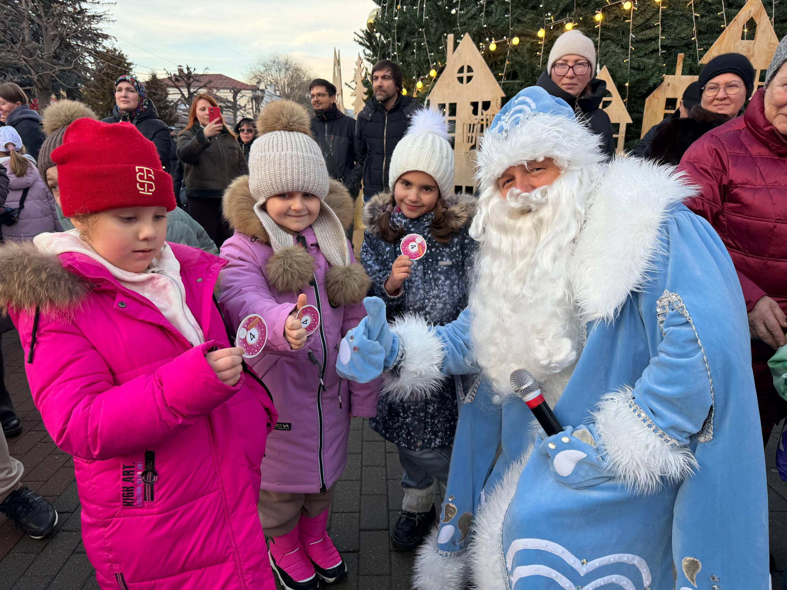 Евгений Моисеев: А на Курортном бульваре продолжает греметь по-новогоднему наш горячий фестиваль «Я – легендарный пончик»! Каждый день для маленьких гостей фестиваля работает интерактивная программа с Дед Морозом и его... Евгений Моисеев: А на Курортном бульваре продолжает греметь по-новогоднему наш горячий фестиваль «Я – легендарный пончик»! Каждый день для маленьких гостей фестиваля работает интерактивная программа с Дед Морозом и его...