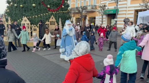 Евгений Моисеев: А на Курортном бульваре продолжает греметь по-новогоднему наш горячий фестиваль «Я – легендарный пончик»! Каждый день для маленьких гостей фестиваля работает интерактивная программа с Дед Морозом и его...