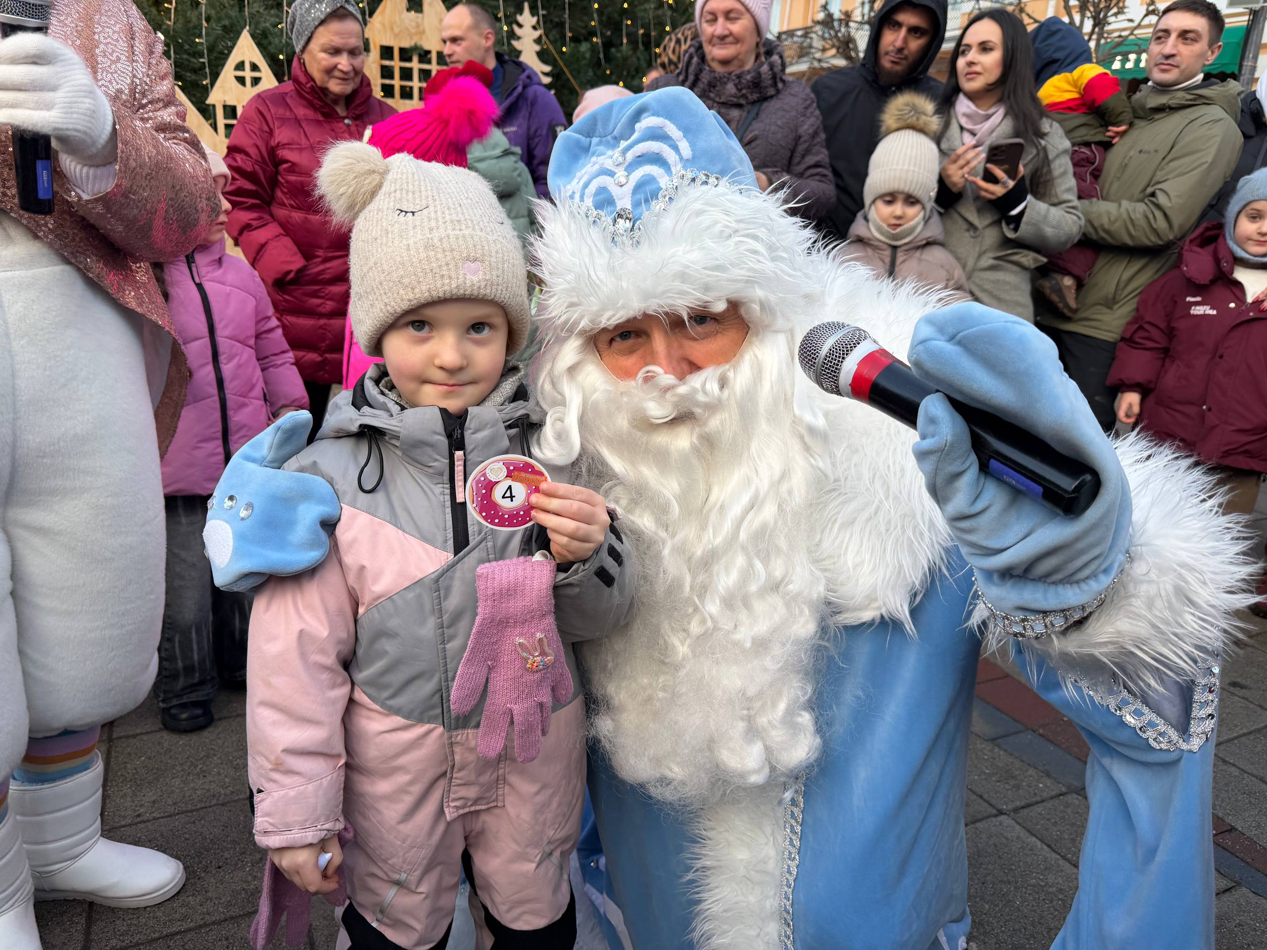 Евгений Моисеев: А на Курортном бульваре продолжает греметь по-новогоднему наш горячий фестиваль «Я – легендарный пончик»! Каждый день для маленьких гостей фестиваля работает интерактивная программа с Дед Морозом и его... Евгений Моисеев: А на Курортном бульваре продолжает греметь по-новогоднему наш горячий фестиваль «Я – легендарный пончик»! Каждый день для маленьких гостей фестиваля работает интерактивная программа с Дед Морозом и его...
