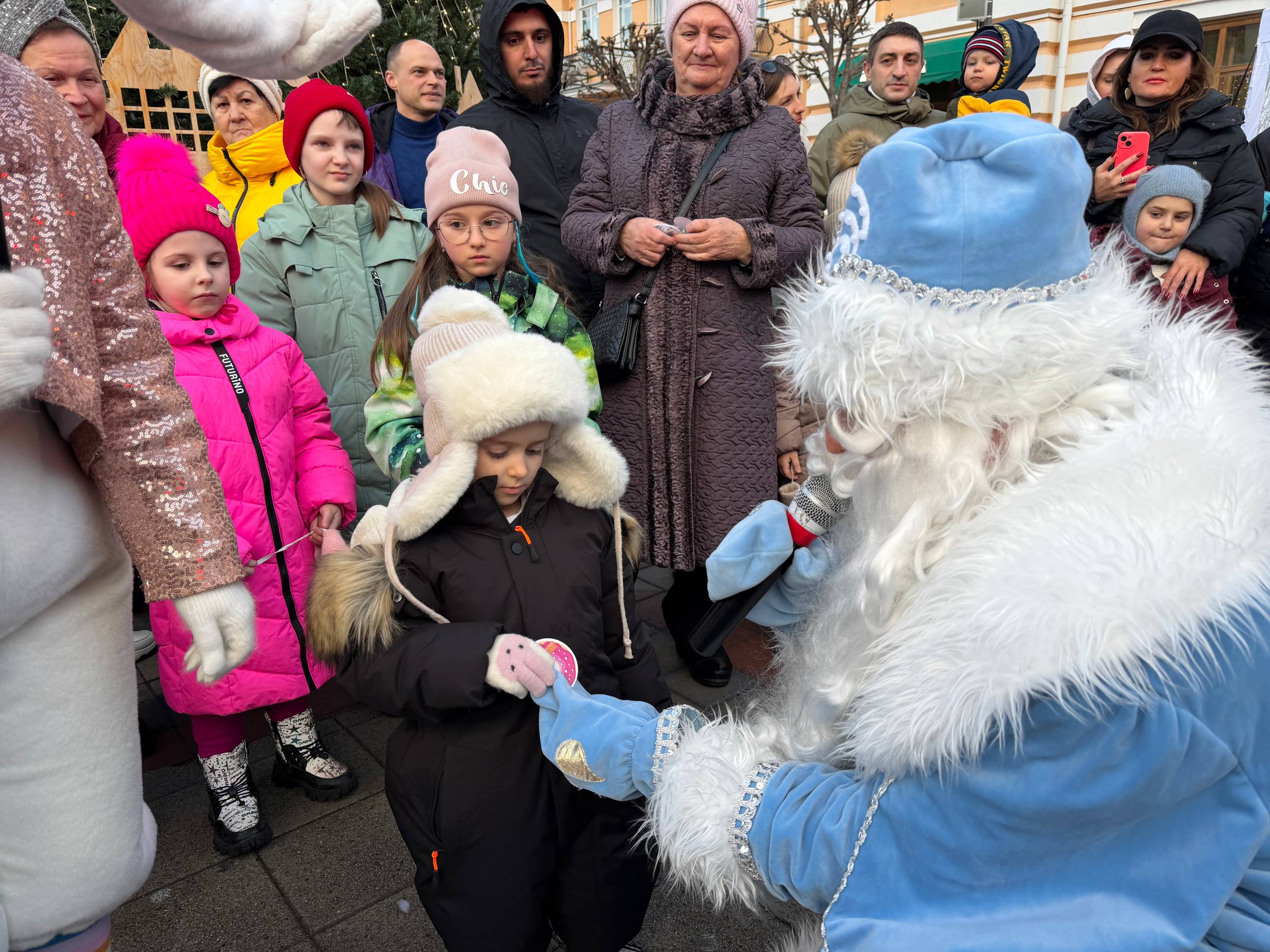 Евгений Моисеев: А на Курортном бульваре продолжает греметь по-новогоднему наш горячий фестиваль «Я – легендарный пончик»! Каждый день для маленьких гостей фестиваля работает интерактивная программа с Дед Морозом и его... Евгений Моисеев: А на Курортном бульваре продолжает греметь по-новогоднему наш горячий фестиваль «Я – легендарный пончик»! Каждый день для маленьких гостей фестиваля работает интерактивная программа с Дед Морозом и его...