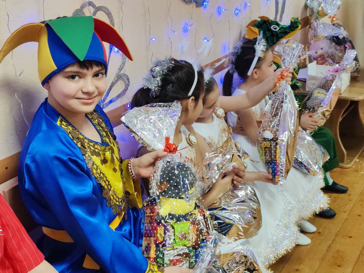 В Кировском округе в рамках акции «Полицейский Дед Мороз» стражи порядка поздравили воспитанников реабилитационного центра В Кировском округе в рамках акции «Полицейский Дед Мороз» стражи порядка поздравили воспитанников реабилитационного центра