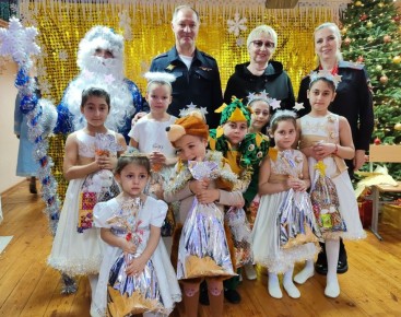 В Кировском округе в рамках акции «Полицейский Дед Мороз» стражи порядка поздравили воспитанников реабилитационного центра