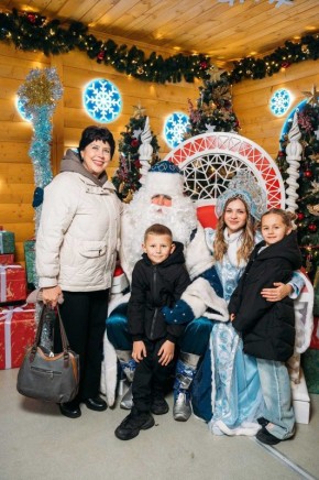 Дом Деда Мороза, распахнувший свои двери в преддверии Нового года, попрощался, подарив незабываемые моменты радости и тепла тысячам горожан и гостей города