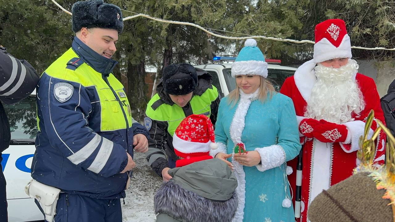 В Изобильненском округе сотрудники Госавтоинспекции провели новогоднюю акцию «Полицейский Дед Мороз» В Изобильненском округе сотрудники Госавтоинспекции провели новогоднюю акцию «Полицейский Дед Мороз»