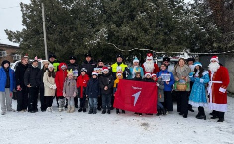 В Изобильненском округе сотрудники Госавтоинспекции провели новогоднюю акцию «Полицейский Дед Мороз»