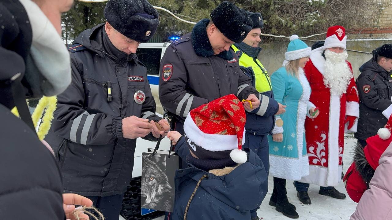 В Изобильненском округе сотрудники Госавтоинспекции провели новогоднюю акцию «Полицейский Дед Мороз» В Изобильненском округе сотрудники Госавтоинспекции провели новогоднюю акцию «Полицейский Дед Мороз»