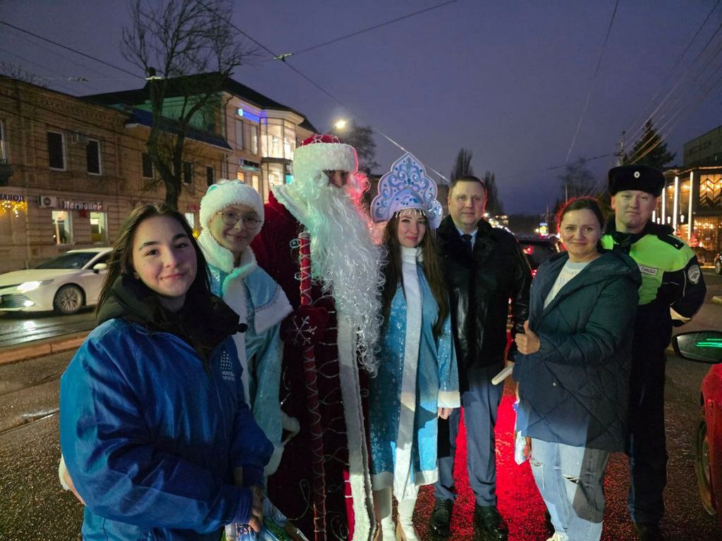 Автоинспекторы, депутаты и общественники Пятигорска провели акцию «В новый год без ДТП!» Автоинспекторы, депутаты и общественники Пятигорска провели акцию «В новый год без ДТП!»