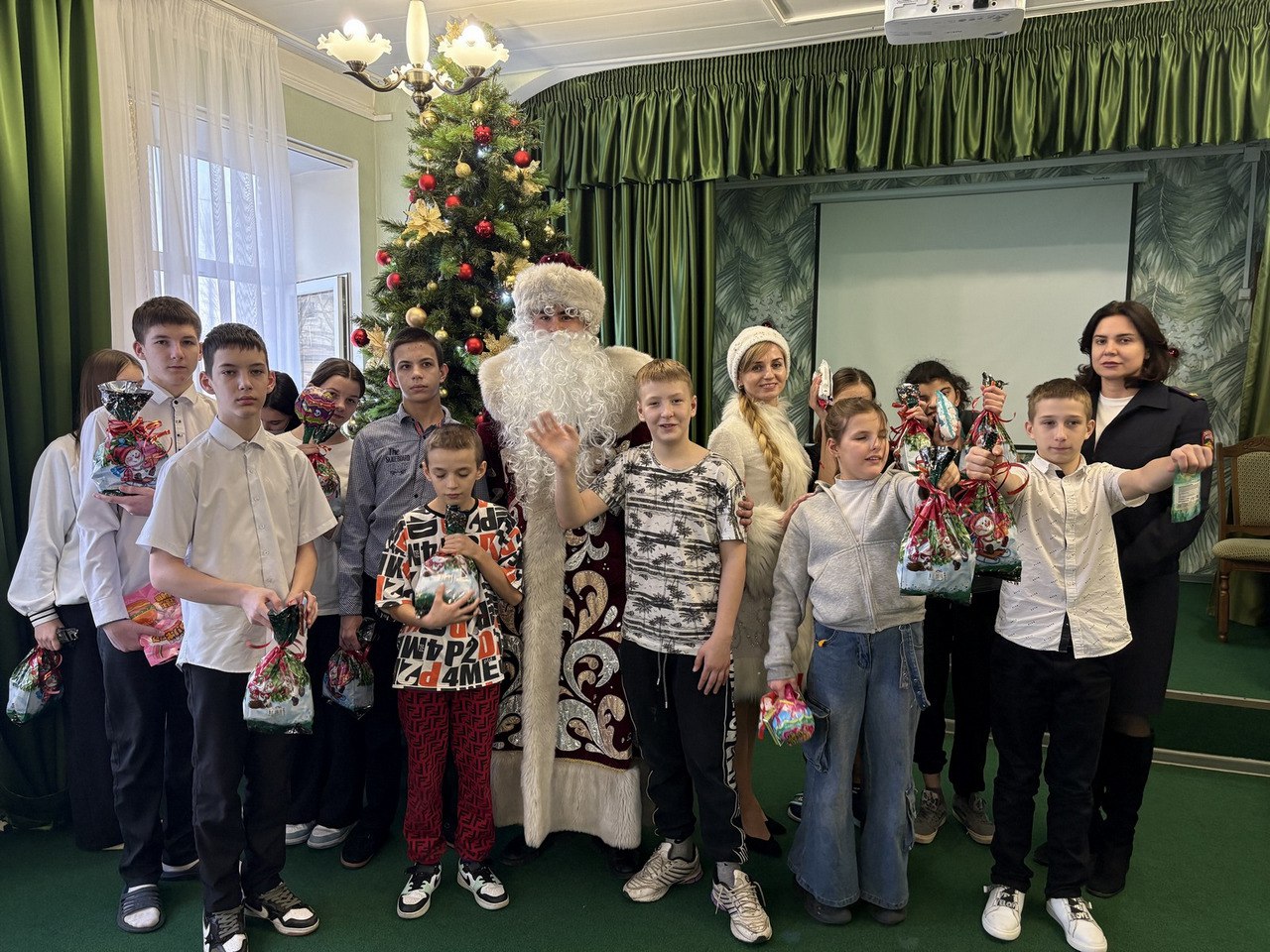 Полицейские Ставрополя поздравили детей из детского дома в преддверии Нового года Полицейские Ставрополя поздравили детей из детского дома в преддверии Нового года