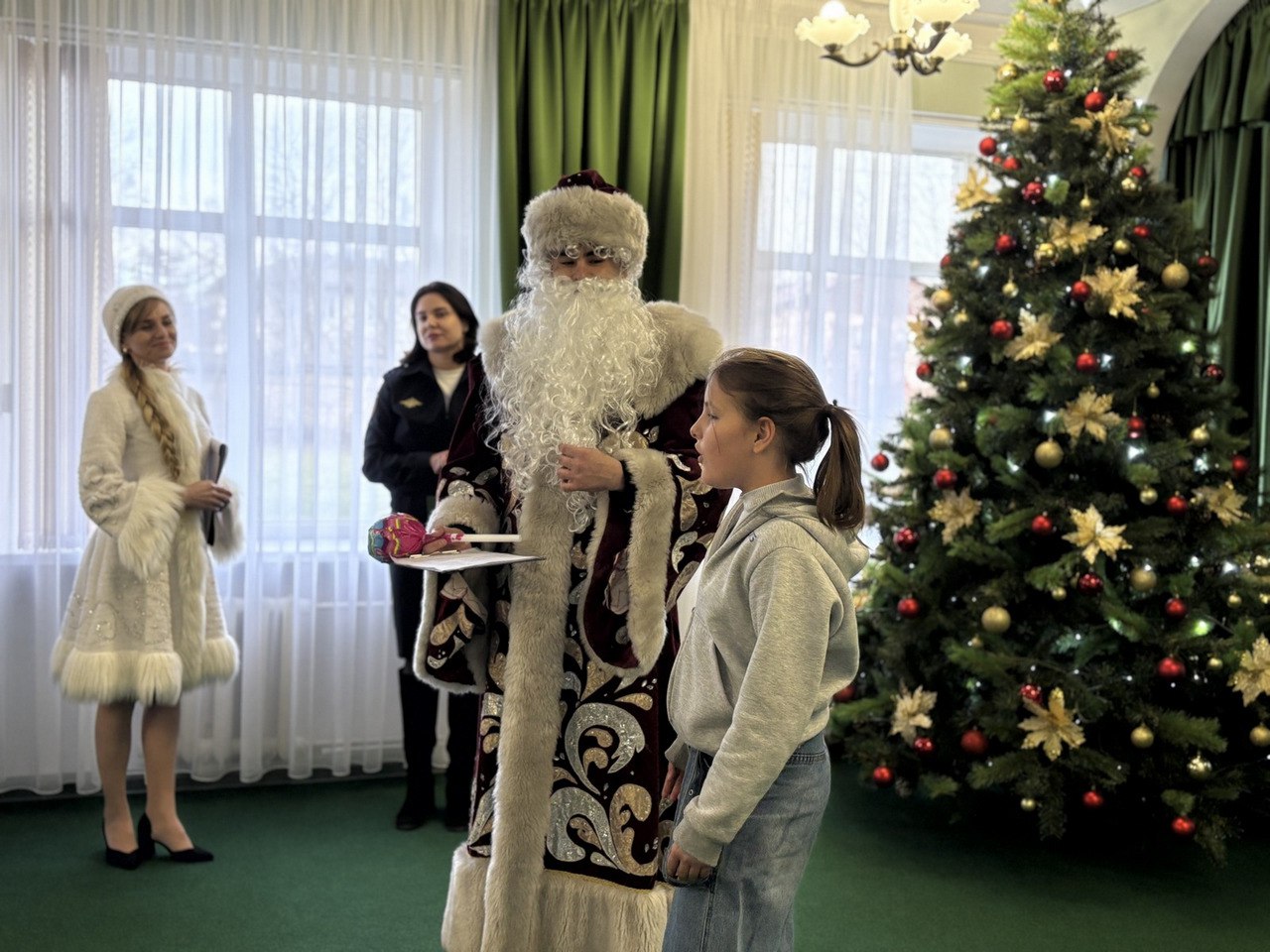 Полицейские Ставрополя поздравили детей из детского дома в преддверии Нового года Полицейские Ставрополя поздравили детей из детского дома в преддверии Нового года