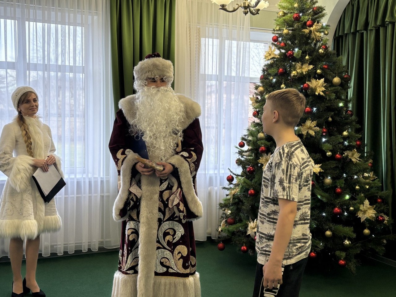 Полицейские Ставрополя поздравили детей из детского дома в преддверии Нового года Полицейские Ставрополя поздравили детей из детского дома в преддверии Нового года