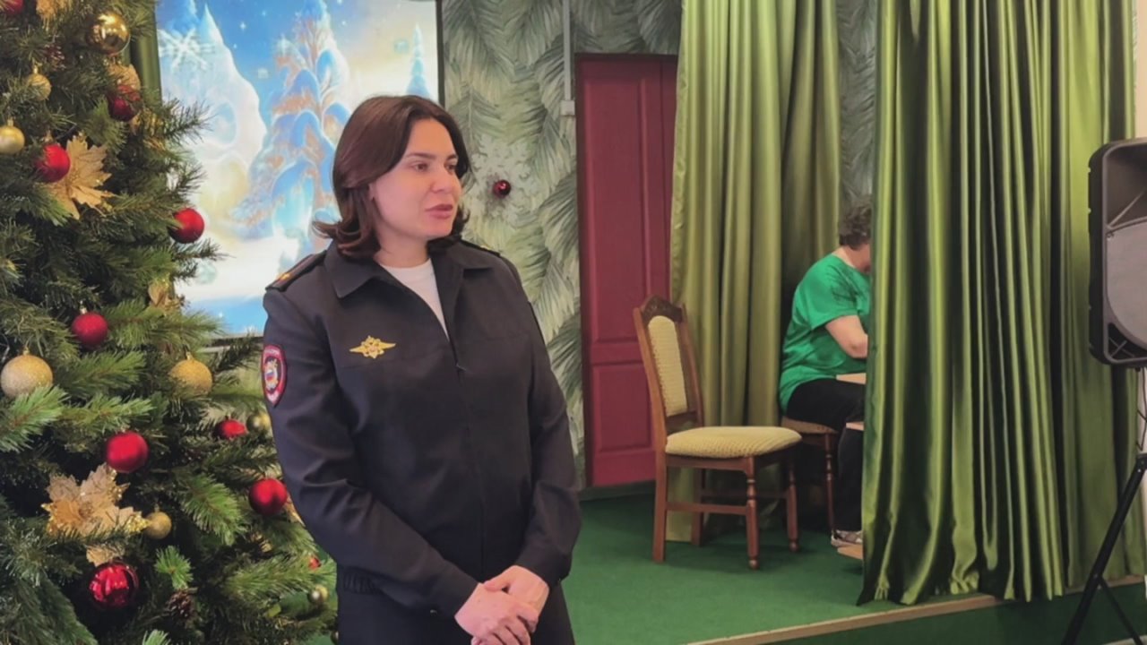 Полицейские Ставрополя поздравили детей из детского дома в преддверии Нового года