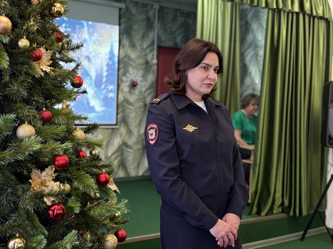 Полицейские Ставрополя поздравили детей из детского дома в преддверии Нового года Полицейские Ставрополя поздравили детей из детского дома в преддверии Нового года