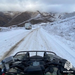 В Северной Осетии на заснеженной дороге спасли пять микроавтобусов с туристами
