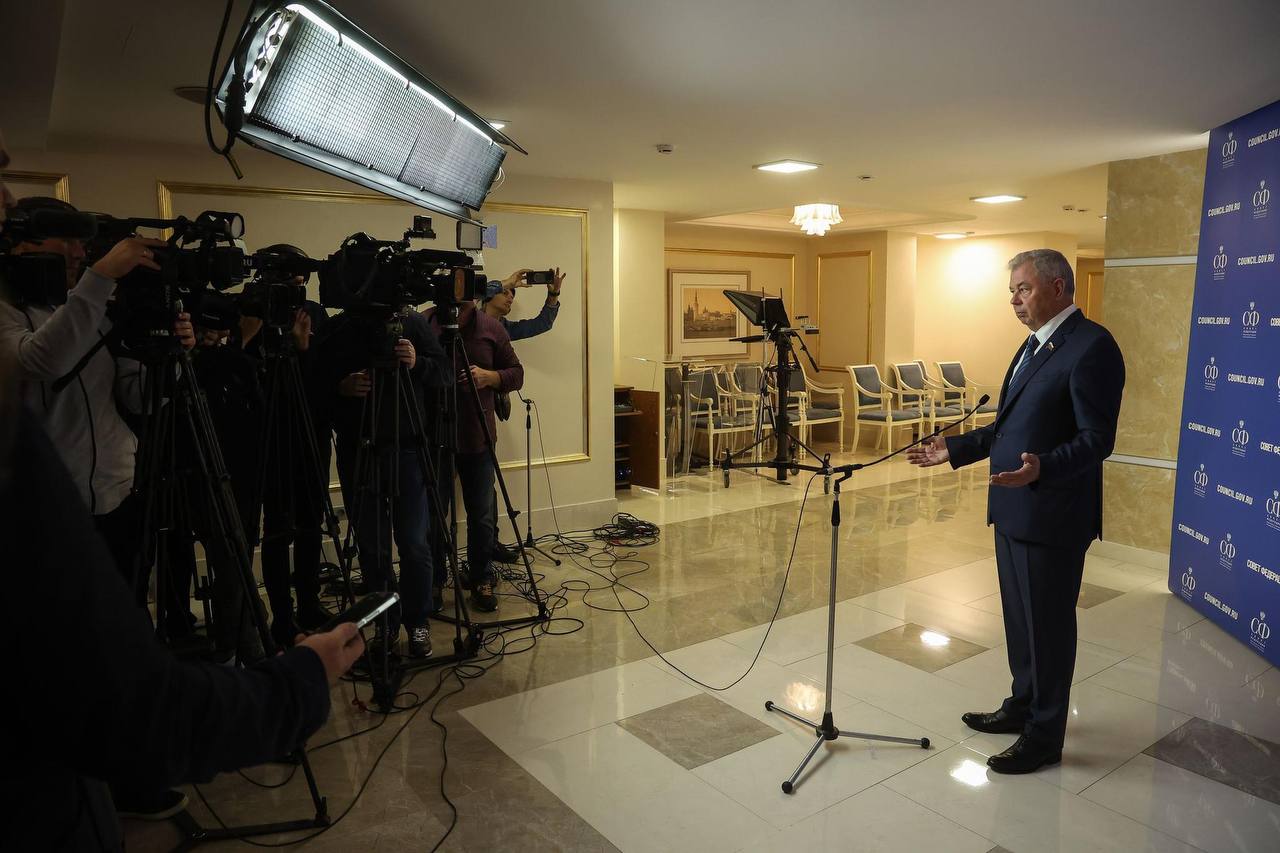 Для меня средства массовой информации - не просто, как принято говорить, «четвёртая власть», это конкретные сотрудники, которые формируют общественное мнение, помогают хранить нашу историю