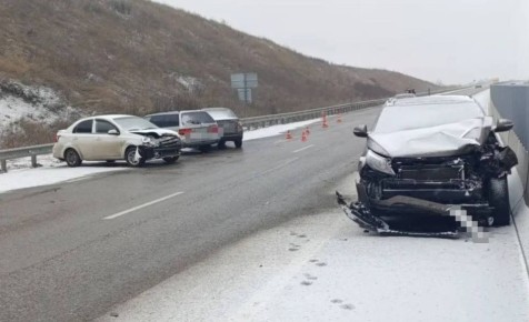 Сразу пять машин столкнулись утром 13 января на ставропольской трассе