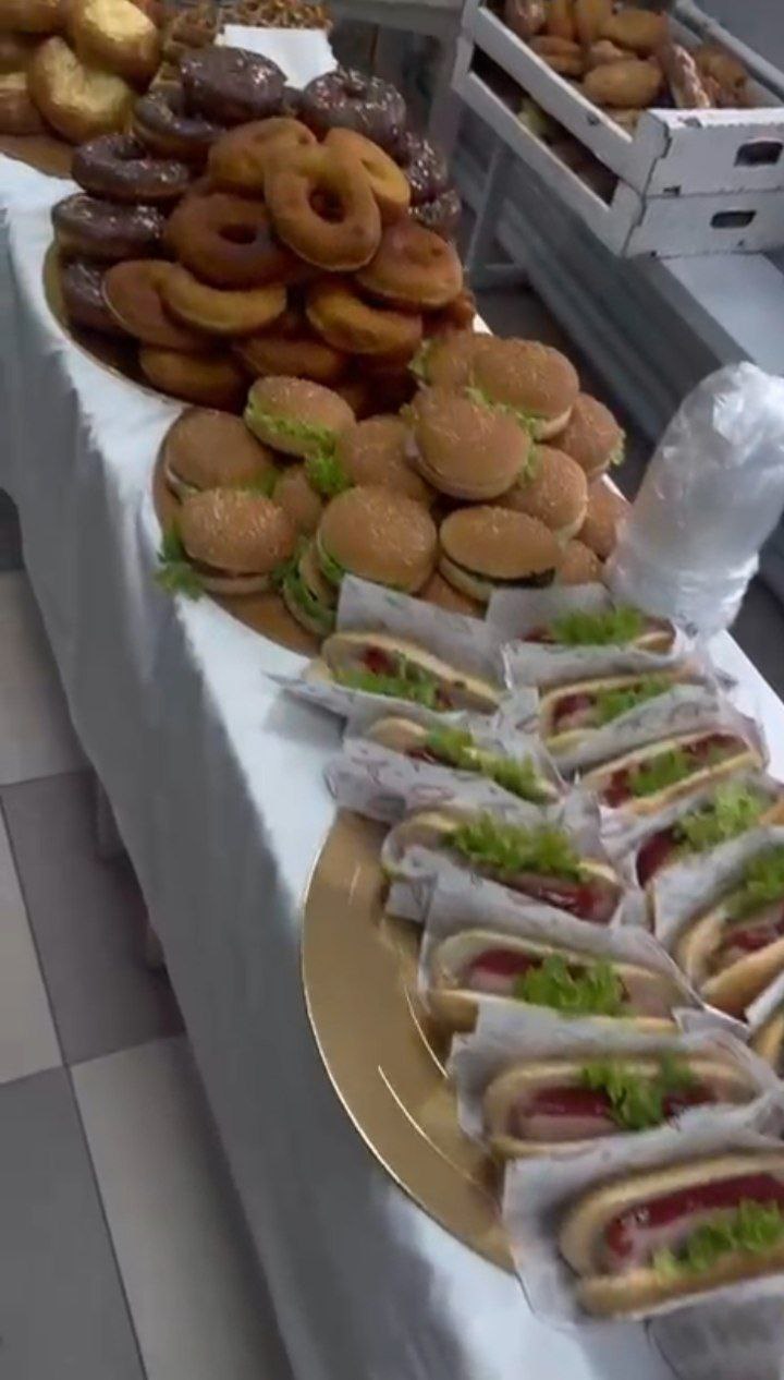 В одной из школ Махачкалы пресекли продажу шаурмы и бургеров В одной из школ Махачкалы пресекли продажу шаурмы и бургеров