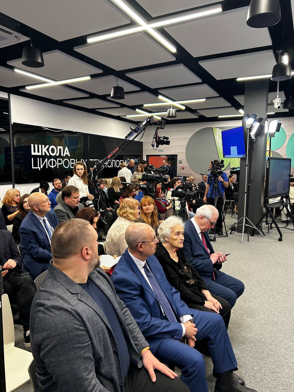 Через несколько минут в Ставрополе пойдет первая в этом году прямая линия с губернатором края Владимиром Владимировым Через несколько минут в Ставрополе пойдет первая в этом году прямая линия с губернатором края Владимиром Владимировым