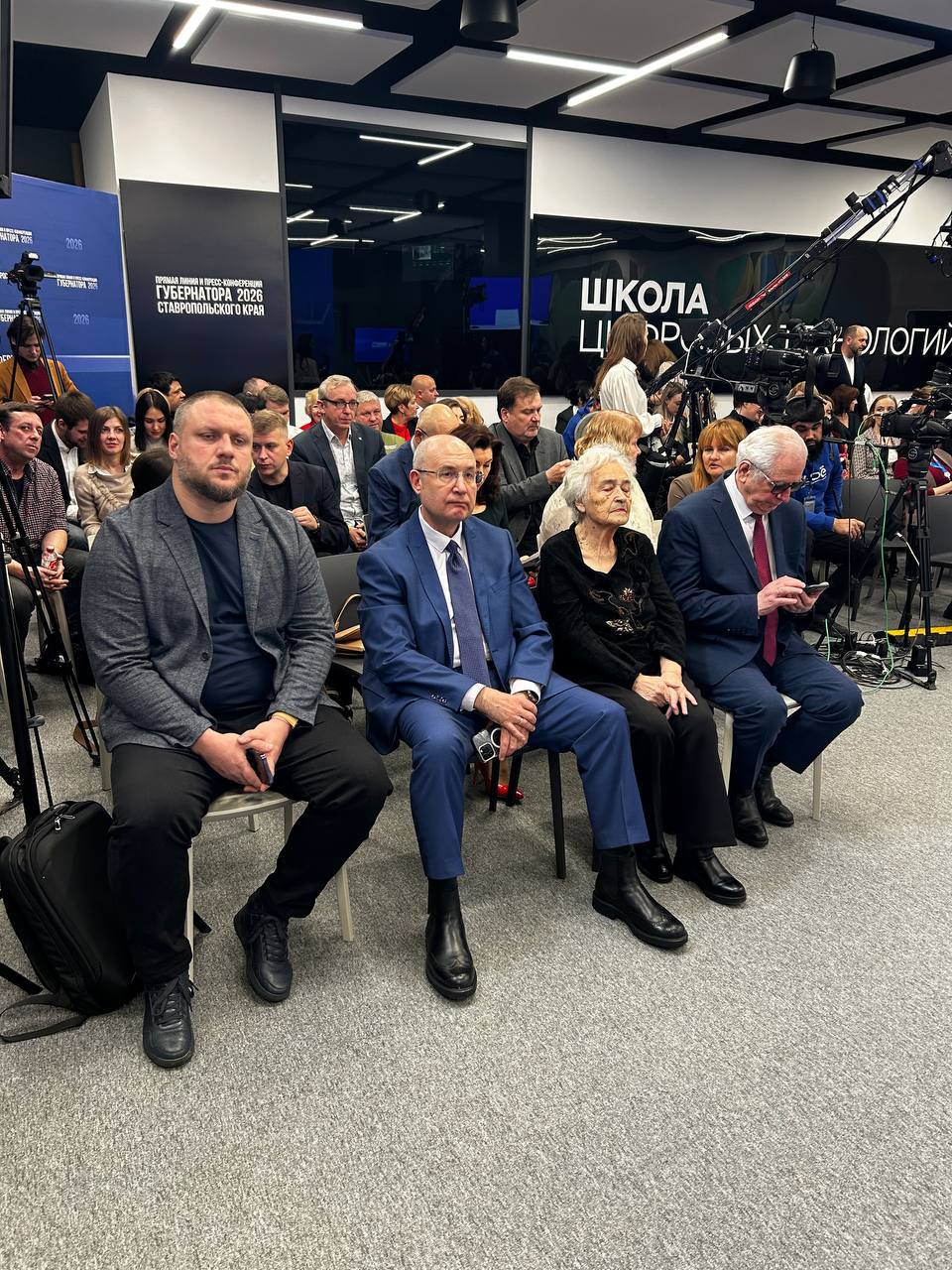 Через несколько минут в Ставрополе пойдет первая в этом году прямая линия с губернатором края Владимиром Владимировым