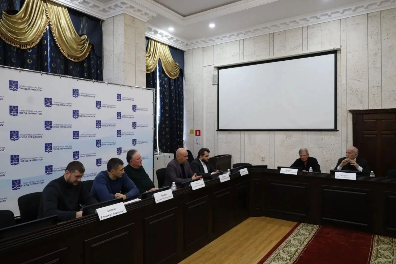 Николай Великдань провел рабочие встречи с депутатами Железноводска, Лермонтова и Пятигорска Николай Великдань провел рабочие встречи с депутатами Железноводска, Лермонтова и Пятигорска