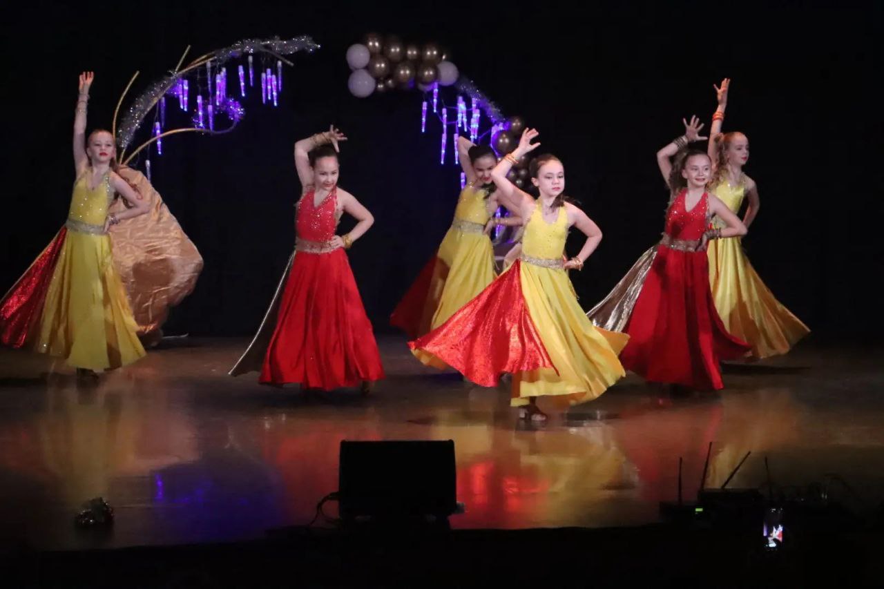 Сегодня в стенах Городского Дома Культуры состоялся отчётный концерт студии бально-спортивного танца «Ю'la» — «Раз в крещенский вечерок» Сегодня в стенах Городского Дома Культуры состоялся отчётный концерт студии бально-спортивного танца «Ю'la» — «Раз в крещенский вечерок»