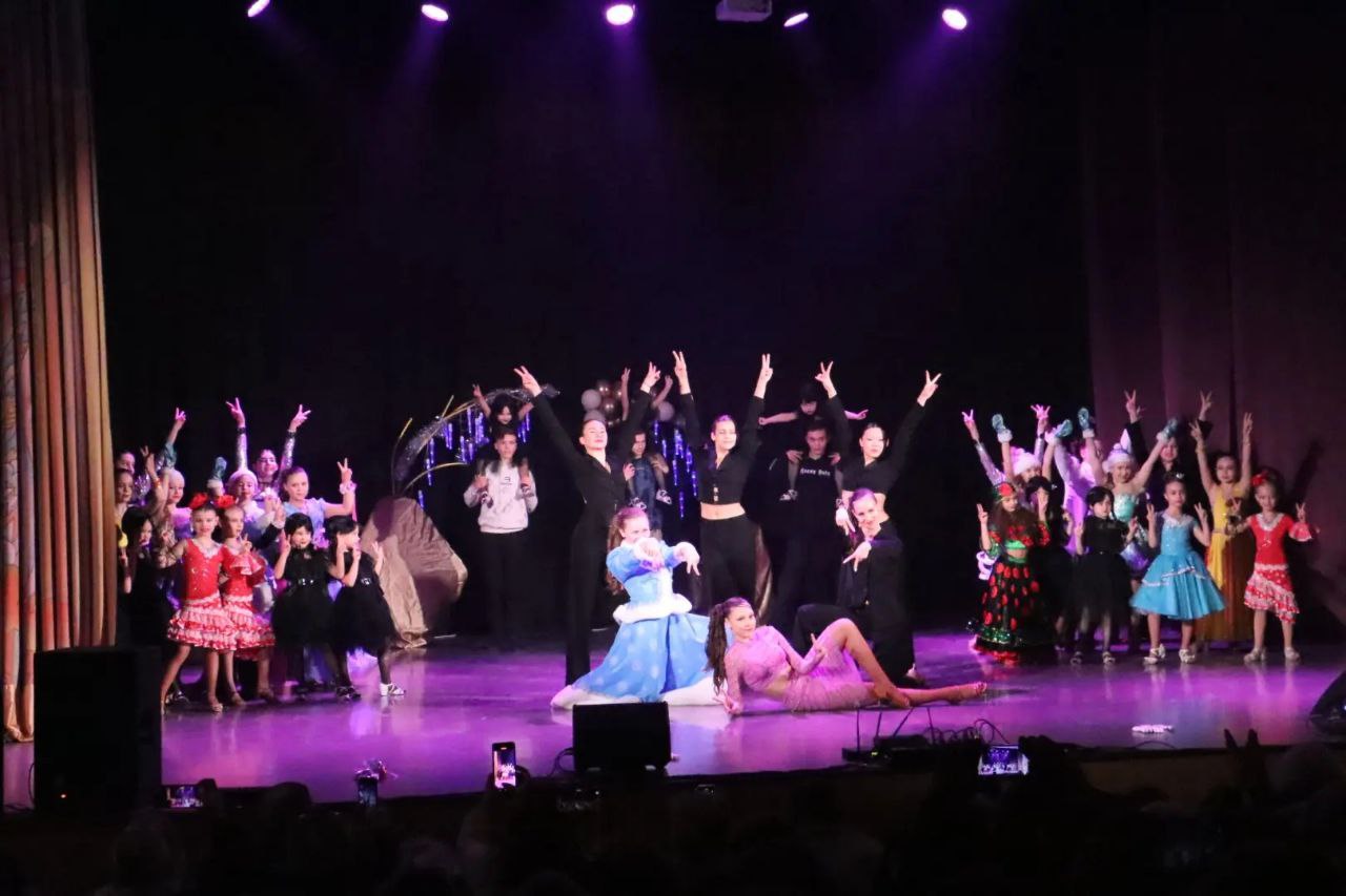 Сегодня в стенах Городского Дома Культуры состоялся отчётный концерт студии бально-спортивного танца «Ю'la» — «Раз в крещенский вечерок» Сегодня в стенах Городского Дома Культуры состоялся отчётный концерт студии бально-спортивного танца «Ю'la» — «Раз в крещенский вечерок»