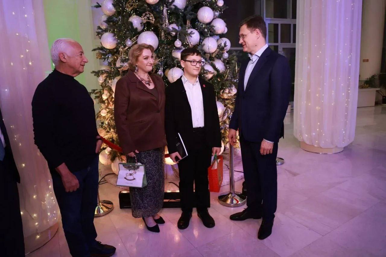 Ставропольский школьник встретился со знаменитым дирижером Владимиром Спиваковым Ставропольский школьник встретился со знаменитым дирижером Владимиром Спиваковым