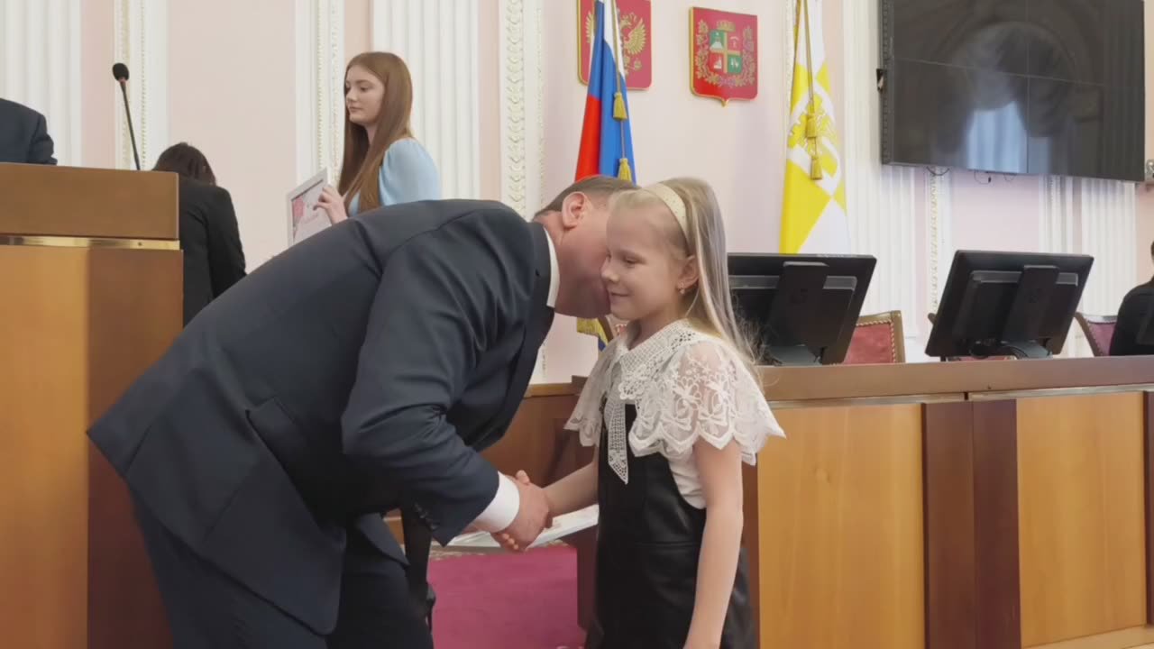 Иван Ульянченко: Самым маленьким ставропольским вокалистам вручил заслуженные награды, которые юные таланты завоевали в городском конкурсе патриотической песни «Родные мотивы».От всей души поздравил победителей, призеров и...