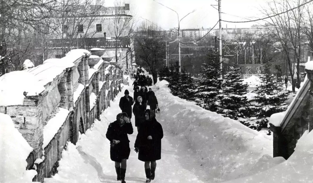 Прохожие на зимнем проспекте Карла Маркса, 1970-е