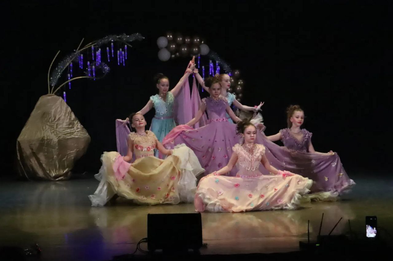 Сегодня в стенах Городского Дома Культуры состоялся отчётный концерт студии бально-спортивного танца «Ю'la» — «Раз в крещенский вечерок» Сегодня в стенах Городского Дома Культуры состоялся отчётный концерт студии бально-спортивного танца «Ю'la» — «Раз в крещенский вечерок»