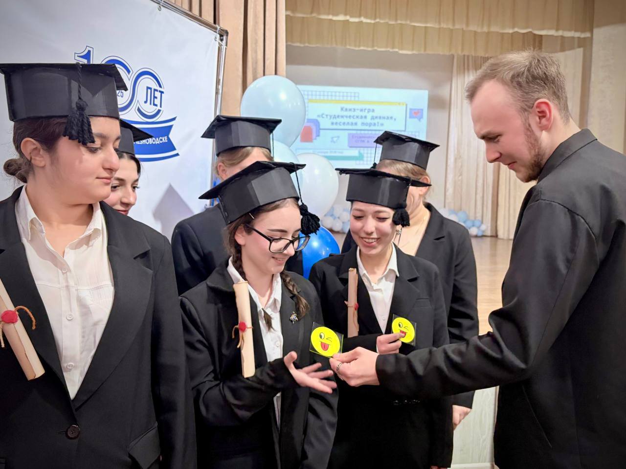 В преддверии Дня российского студенчества автоинспекторы участвуют в торжественных концертах, напоминая о важности соблюдения ПДД В преддверии Дня российского студенчества автоинспекторы участвуют в торжественных концертах, напоминая о важности соблюдения ПДД