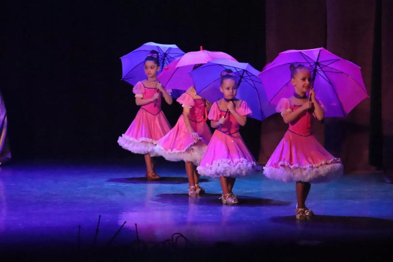 Сегодня в стенах Городского Дома Культуры состоялся отчётный концерт студии бально-спортивного танца «Ю'la» — «Раз в крещенский вечерок» Сегодня в стенах Городского Дома Культуры состоялся отчётный концерт студии бально-спортивного танца «Ю'la» — «Раз в крещенский вечерок»