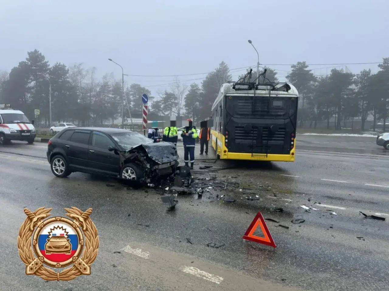 Иномарка врезалась в новый троллейбус на Кулакова/Октябрьской: в больнице водитель Audi