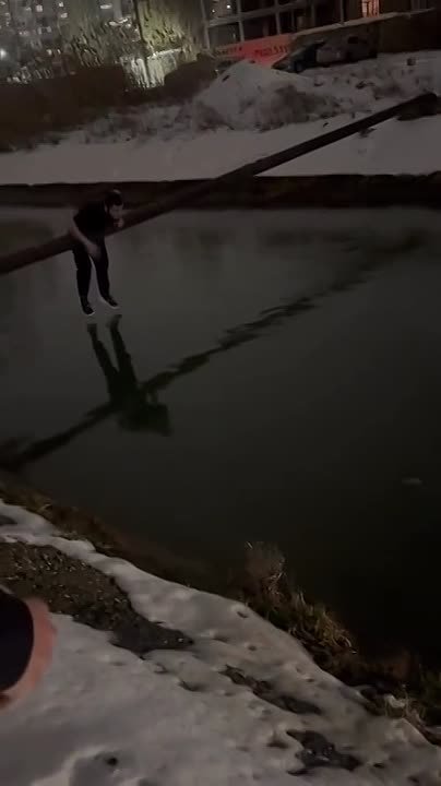 Прохожие спасли маму с ребенком из тонущей машины в Махачкале