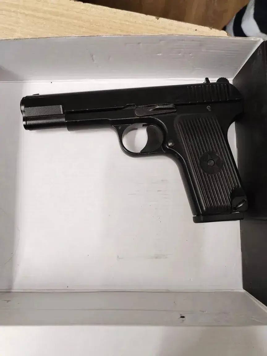 Сотрудники ГУ МВД России по СКФО на ФКПП «Затеречный» обнаружили в автофургоне сигнальный пистолет, переделанный в огнестрельный