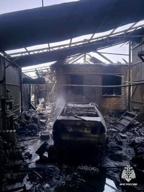 Машина, гараж и часть дома сгорели в Курсавке из-за неправильно установленной электропроводки