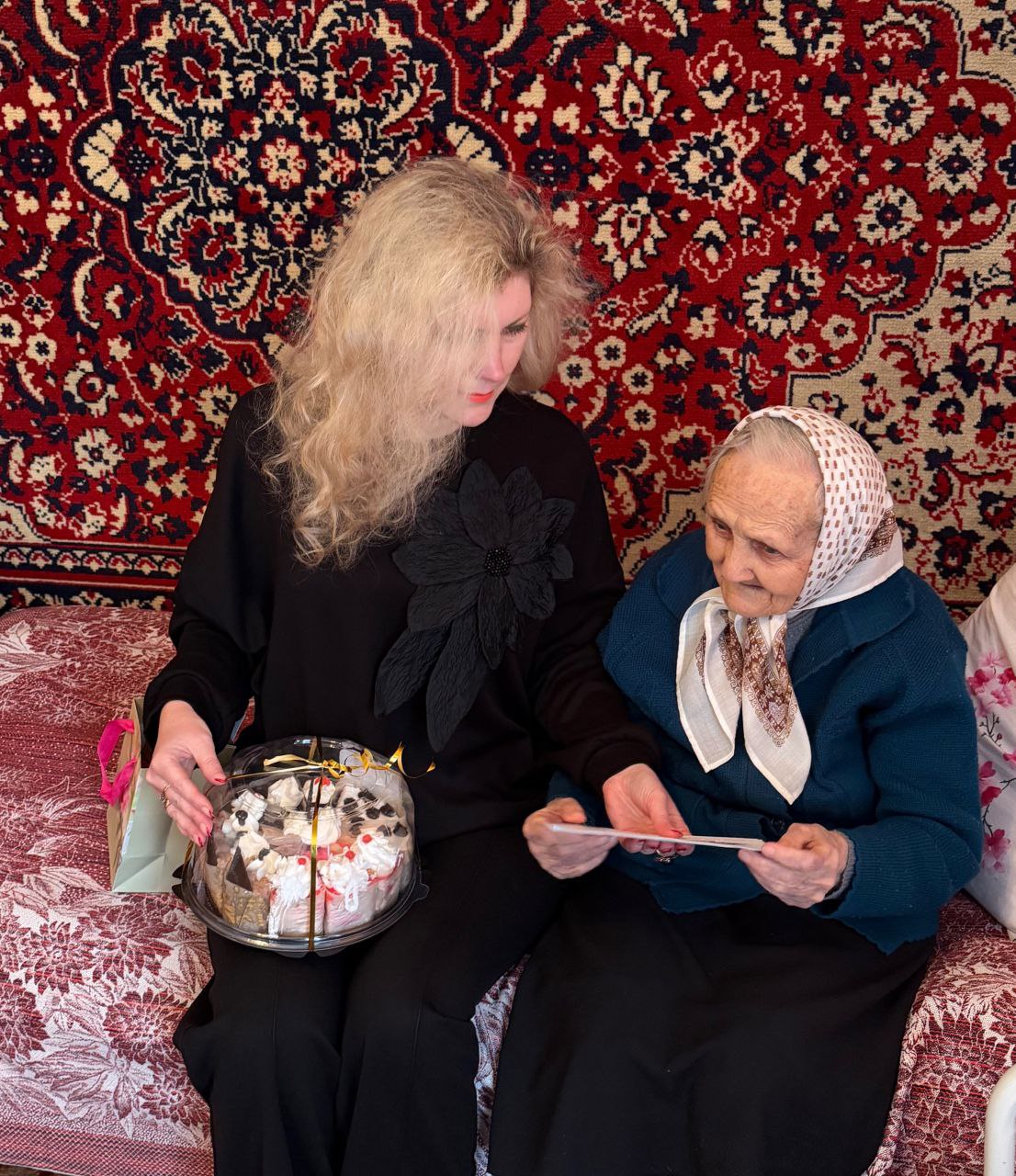 В Ессентуках чествуют с 97-летием труженицу тыла В Ессентуках чествуют с 97-летием труженицу тыла