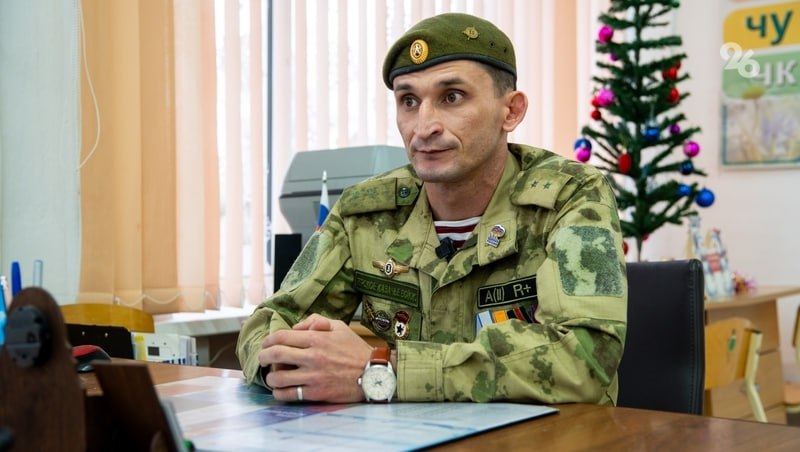 Герой СВО с Кавказа, сапёр-разведчик, казак Мухамбет Ажимов прошёл Чечню, разминирование под обстрелами, пережил два тяжёлых ранения, закрывал собой бойцов — как в кино, нательный крестик принял на себя осколок Герой СВО с Кавказа, сапёр-разведчик, казак Мухамбет Ажимов прошёл Чечню, разминирование под обстрелами, пережил два тяжёлых ранения, закрывал собой бойцов — как в кино, нательный крестик принял на себя осколок