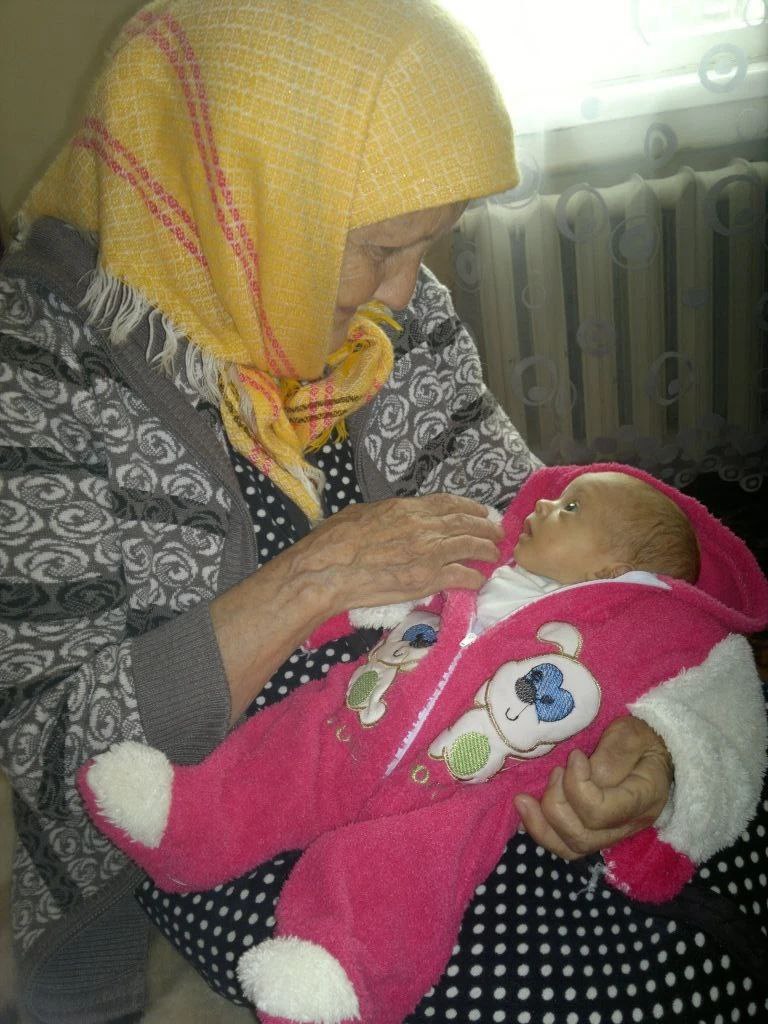 В Ессентуках чествуют с 97-летием труженицу тыла В Ессентуках чествуют с 97-летием труженицу тыла