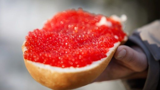 Жительница Кубани продала сотрудникам бизнес-центра в Ставрополе имитированную красную икру под видом деликатеса