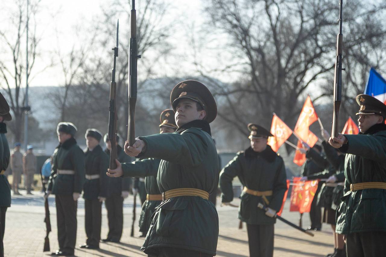 Дмитрий Ворошилов: Наши юнармейцы почётного караула Поста №1 перед началом мероприятия представили плац-парад, который, уверен, надолго останется в памяти у всех участников форума Дмитрий Ворошилов: Наши юнармейцы почётного караула Поста №1 перед началом мероприятия представили плац-парад, который, уверен, надолго останется в памяти у всех участников форума