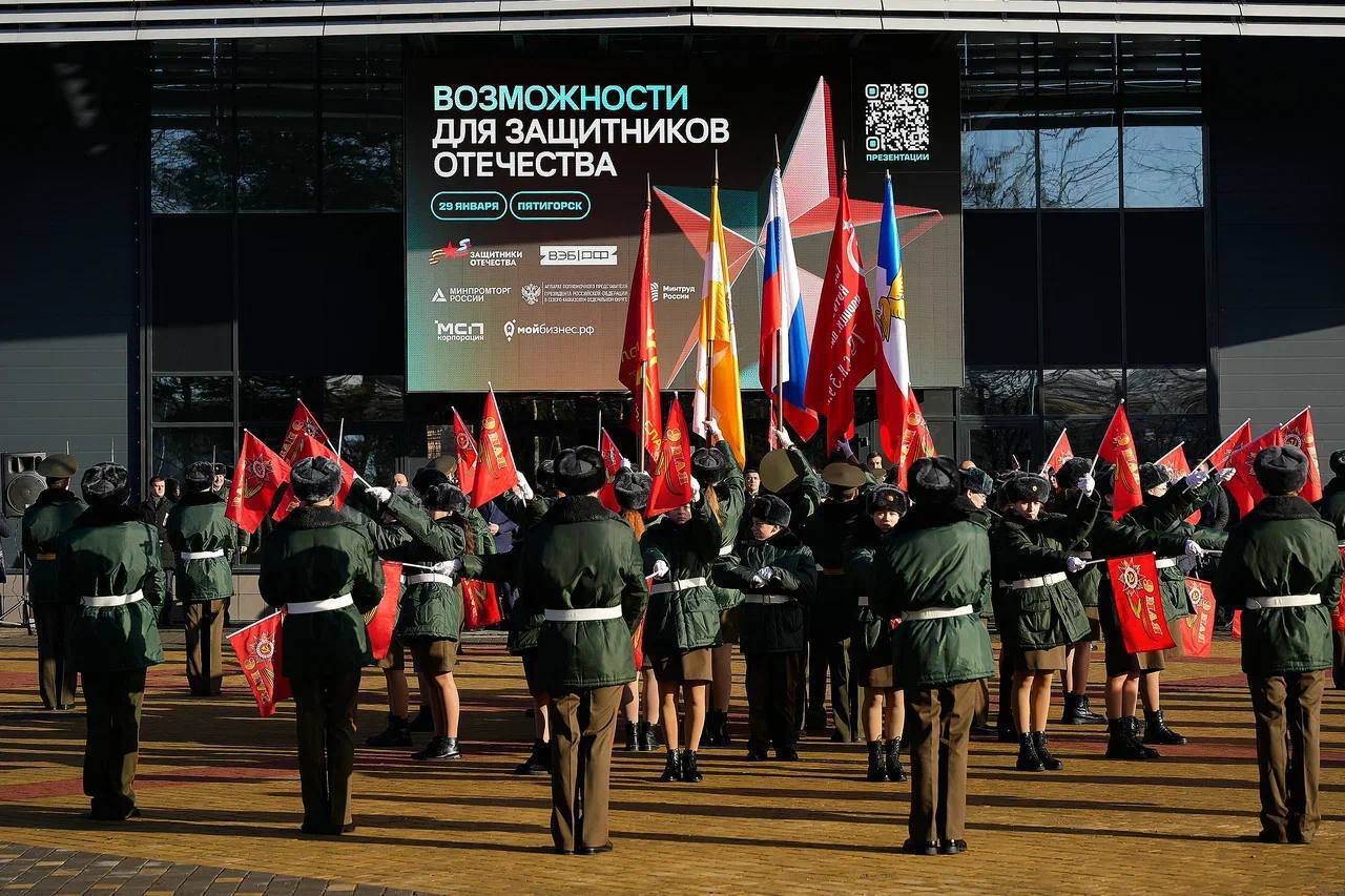 Дмитрий Ворошилов: Наши юнармейцы почётного караула Поста №1 перед началом мероприятия представили плац-парад, который, уверен, надолго останется в памяти у всех участников форума