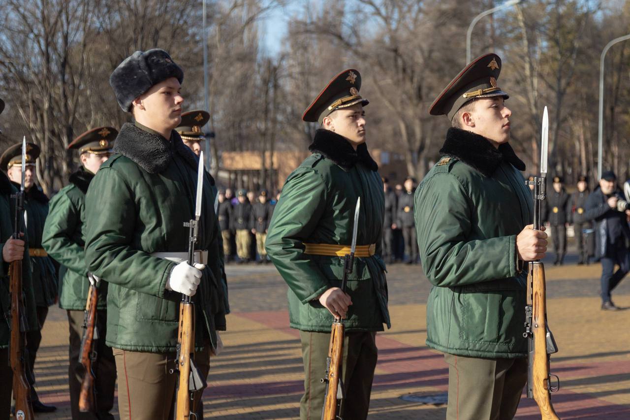 Дмитрий Ворошилов: Наши юнармейцы почётного караула Поста №1 перед началом мероприятия представили плац-парад, который, уверен, надолго останется в памяти у всех участников форума Дмитрий Ворошилов: Наши юнармейцы почётного караула Поста №1 перед началом мероприятия представили плац-парад, который, уверен, надолго останется в памяти у всех участников форума