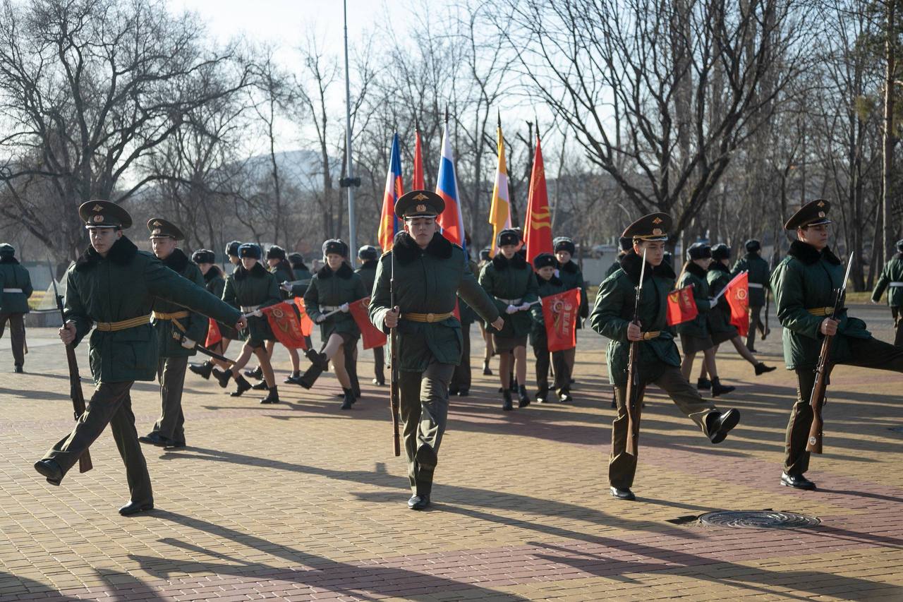 Дмитрий Ворошилов: Наши юнармейцы почётного караула Поста №1 перед началом мероприятия представили плац-парад, который, уверен, надолго останется в памяти у всех участников форума Дмитрий Ворошилов: Наши юнармейцы почётного караула Поста №1 перед началом мероприятия представили плац-парад, который, уверен, надолго останется в памяти у всех участников форума